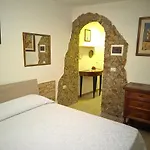Con Piscina Panoramica Belvedere Mari Pintau Hébergement de vacances *