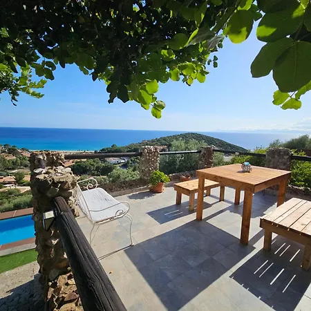 Hébergement de vacances Con Piscina Panoramica Belvedere Mari Pintau